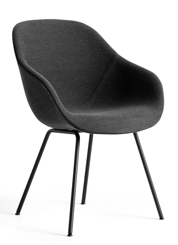 Schwarzer About a Chair AAC127 Stuhl von Hay mit gepolsterter Sitzschale und schwarzem Stahlgestell.
